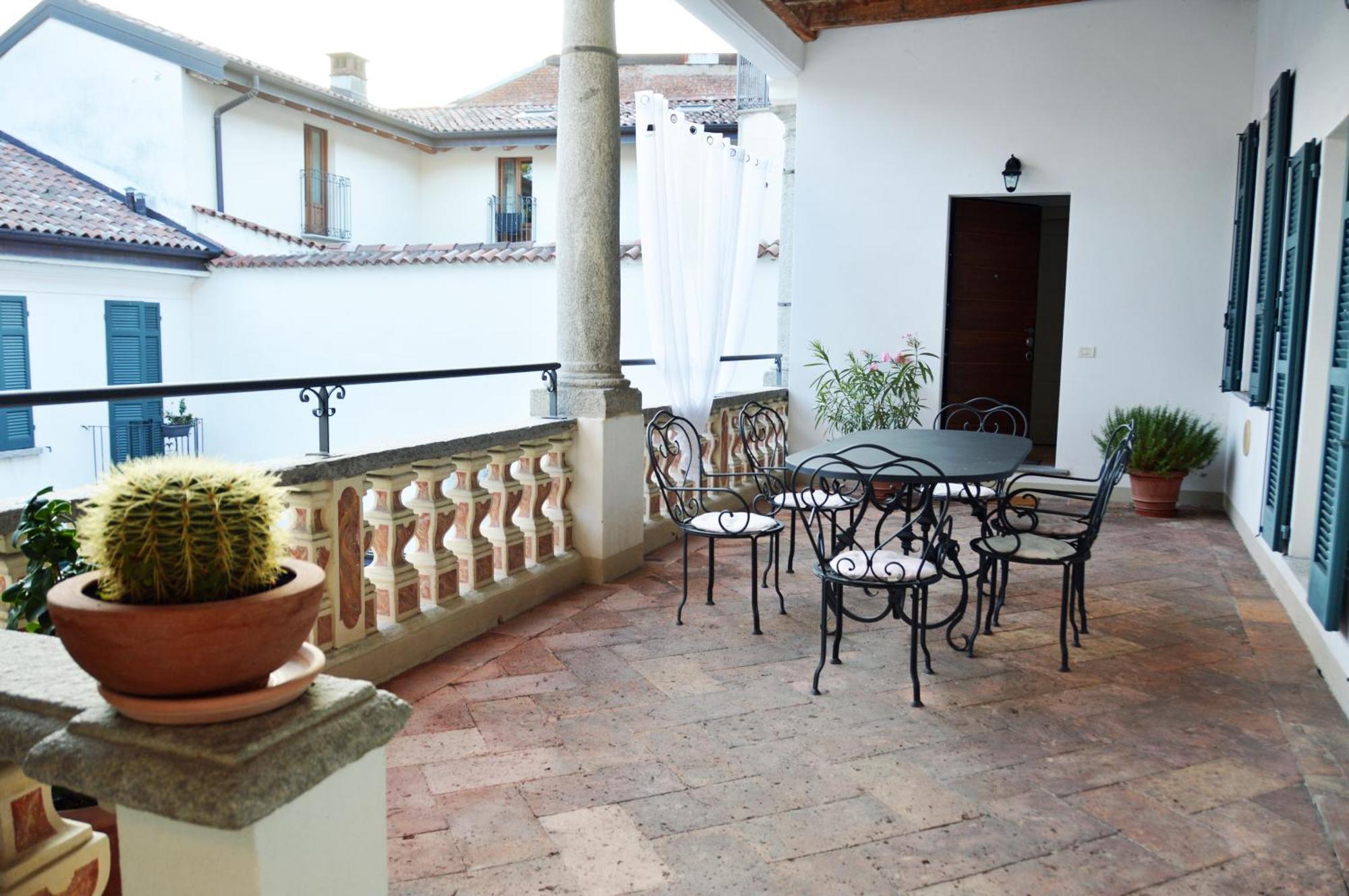 Villa Maghetti - Modernized Flat In Historic Palazzo In The Center Of Luino Εξωτερικό φωτογραφία